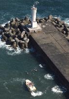 2 die after high waves wash people off breakwater